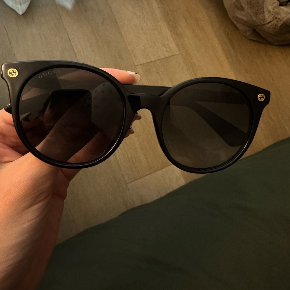 Round Gucci sunglasses